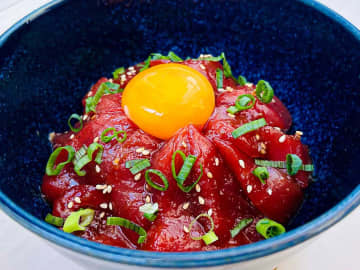 【メシが止まらない】たった数分で作れる！至福の漬け丼《簡単レシピ》