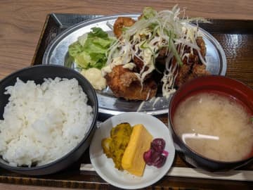 【神保町】子どもの拳くらいデカイ！「しげぞう」980円巨大ザンギ定食がマジでスゴい