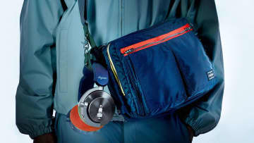 ダイソンとPORTERがコラボした特別デザインのヘッドホンとショルダーバッグ。全世界380セット限定販売