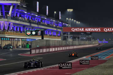 「こうなったら最後まで攻め続ける」追い上げるノリスに対し、自力で表彰台に挑んだサインツ【F1第23戦無線レビュー（2）】