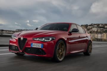 アルファロメオ『ジュリア』と『ステルヴィオ』にゴールド際立つ限定車“インテンサ”を設定