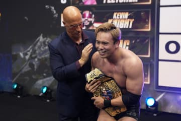 【ＡＥＷ】オカダ・カズチカ大暴れ！　ＰＡＣ撃破しヤングバックス＆ケニーと抗争突入　竹下とも…