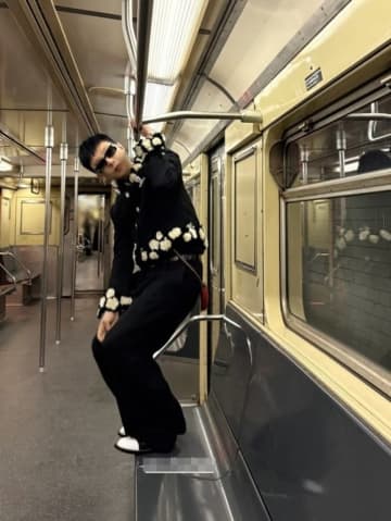G-DRAGON、変装せずに地下鉄に！？ユニークな近況ショットに注目