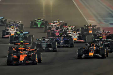 【F1第23戦ベスト5ドライバー】チームがピアストリに与えた残酷な打撃／望外の勝利を引き寄せたフェルスタッペン