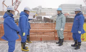 北海道・鈴木知事、泊原発を視察　再稼働判断へ安全対策確認