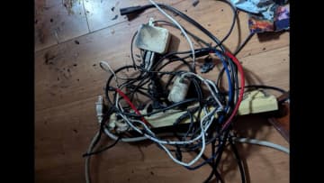 冬場のモバイルバッテリー発火に注意…専門家「急激な温度変化で結露しショートの可能性」　対策に「耐火袋」