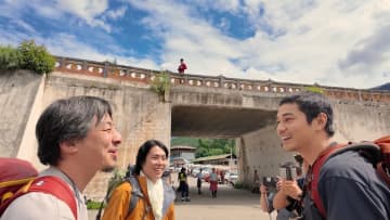 くるまとひろゆきの前に東出が登場　熱烈ハグに「最終回？」『世界の果てに、くるま置いてきた』10話