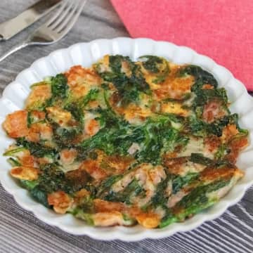 【ほうれん草買ったら絶対作って】「クセになるおいしさ！」「10分で作れて助かる」混ぜて焼くだけ！ほうれん草とベーコンのガレットレシピ