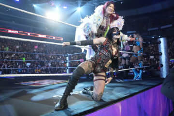 デカすぎる！ 人気絶頂の日本人女子レスラー、超巨大“顔面ボード”掲げられ感激「間違いなく人生最高だよ！！！」ファンも大興奮