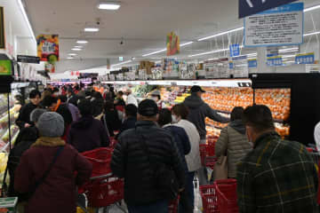 寒空の下、行列３００人…関東激安スーパーが神戸初出店「お客様に損はさせない」