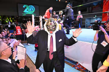 【ストロングスタイル】初代タイガーマスクがリングに上がりあいさつ「ストロングスタイルとはなんたるか…」