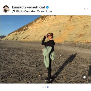 “グラビアの女王”がビーチ降臨　武田久美子、娘との親子ショットに反響「美人母娘」「ゴージャス」