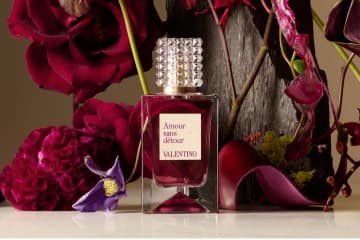 ヴァレンティノ ビューティ2026年春フレグランス「貴婦人の寝室」着想のパウダリーノート
