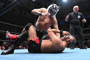 【ストロングスタイル】Ｓタイガーが村上を衝撃ＫＯでタッグ王者に「リアル・ストロングスタイルを示していきたい」