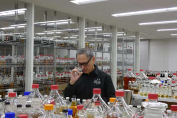 サントリー、ウイスキーの味を決めるブレンダー室を初公開