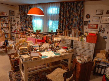 絵本『ぐりとぐら』の絵で知られる「『山脇百合子の仕事部屋』展～ごちゃごちゃから見えるもの～」が2027年5月（予定）まで、『三鷹の森ジブリ美術館』で開催中