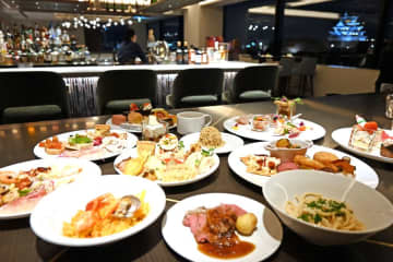 夜空に浮かぶ大阪城を望む絶景レストランで、食べ放題クリスマスディナー