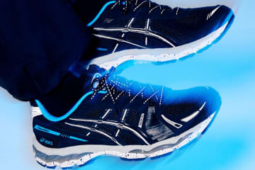 アシックスのランニングシューズ「ゲルカヤノ 12.1」ブルーの差し色、リベレイダースとの初コラボ