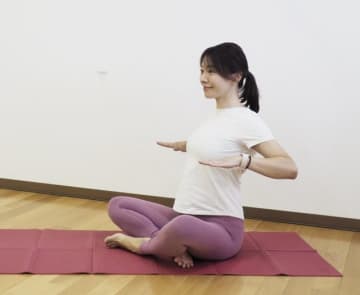 寄せて広げるだけ！首・肩のだるさに効く簡単「肩甲骨ストレッチ」