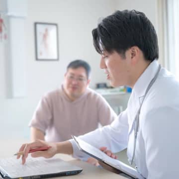 本当は病名がわからないのでは？ 医師の「様子を見ましょう」の意味と対処法