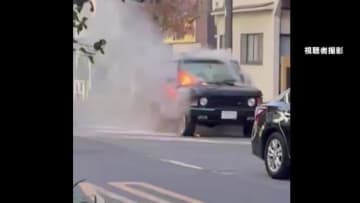 大量の煙と激しい炎…東京・渋谷区の路上で高級車が炎上　走行中にエンジン部分から突然火が出たか
