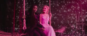 シンシア・エリヴォとアリアナ・グランデの切ない友情　『ウィキッド 永遠の約束』場面写真