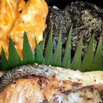 バランじゃないですよー！葉蘭！お弁当の仕切りやおにぎりにも！