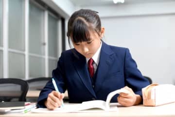 日本の子供は計算力が高いが「好き・自信」は中学で急落、スプリックス教育財団調べ