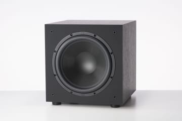 ELAC、200Wアンプ搭載の密閉型サブウーファー。88000円