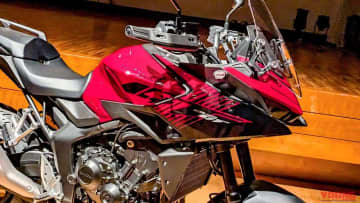 「待ってろトレーサー9 GTとGSX-S1000GX」「SC77エンジンの最新作」ホンダが「CB1000GT」を本邦初公開