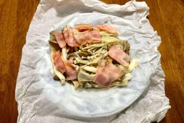 クッキングシートで作る「きのこの紙蒸し」が簡単すぎる　レンチン3分で旨みが凝縮