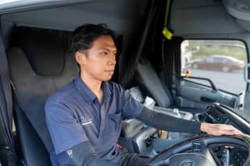 「希望の道」を走る外国人大型トラック運転手 ―インドネシア出身の新戦力が活躍する運送業界―