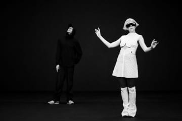 トム・ローランズ（ザ・ケミカル・ブラザーズ）×オーロラ＝TOMORA、デビュー曲「Ring The Alarm」MV公開