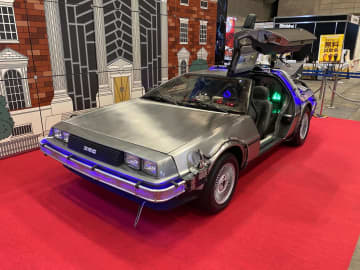 【東京コミコン2025】デロリアンが出現！ 会場で一際目立つ「BTTF」40周年ブースを撮り下ろしで紹介