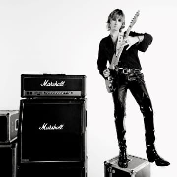 マネスキンのトーマス・ラッジ、トム・モレロ／チャド・スミス／ハマ・オカモトら参加ソロAL『マスカレード』リリース