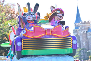 「ズートピア2」公開記念、ディズニーランドで上戸彩とニック＆ジュディのグリーティングを実施