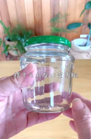 捨てられない空きビン→ヒモだけで“映えるインテリア”に早変わり、簡単すぎる“ハンギング”方法に「感動！」「真似します！」
