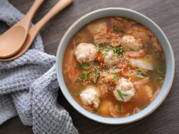 「レンチンなのに肉団子がほわほわ！」「メインになる満足感」鶏団子と豆腐のチゲ風スープ