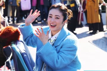 上戸彩がTDLのパレードで投げキス　『ズートピア2』ジュディ＆ニックと仲良くグリーティング