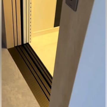 エレベーターに乗って犬のもとへ行ったら、ドアが開いた瞬間…愛おしすぎる『熱烈大歓迎』に反響「一途な愛に泣けた」「羨ましい…」と７万再生