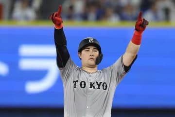 お茶の間に失態「アホな」珍プレーに笑撃「何回見ても意味不明」　309発男はバッサリ指摘