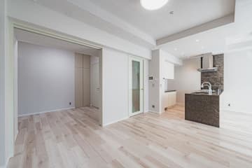 プレミスト九段 5階｜「市ヶ谷」駅徒歩3分。都心の利便と緑、文化が息づく九段に佇む、洗練の都市邸宅。全居室に床暖房敷設あり、陽当たり良好な南東・南西角住戸