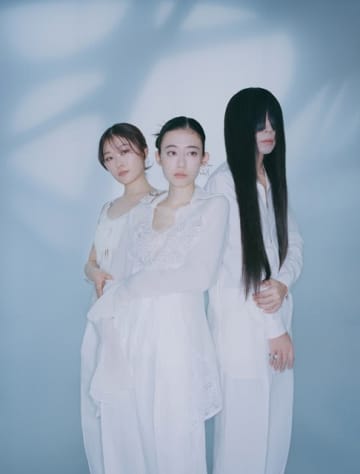 羊文学、UKアーティストによる「Burning」「そのとき」リミックスを収めた最新アルバムのDX版第2弾を配信