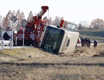 車整備士養成学校の送迎バス横転　20人けがか、埼玉・吉見町