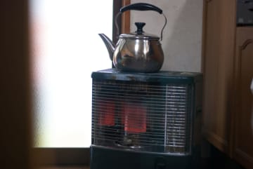 「エアコンの暖房」VS「電気ストーブ」、1日8時間つけっぱなしにしたら電気代はいくらになる？