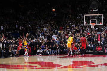 【NBA】八村塁のブザービーター３ポイントでレイカーズが劇的勝利！ラプターズとの熱戦を制す＜DUNKSHOOT＞