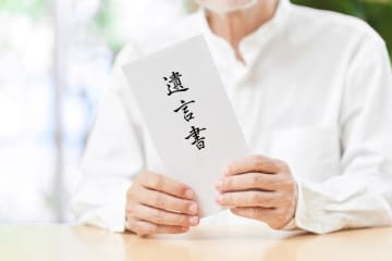 認知症の父に「自分に有利な遺言書」を作成させた兄。介護は「弟の自分」がしているのですが、実際は“遺言書が優先”されるのでしょうか…？
