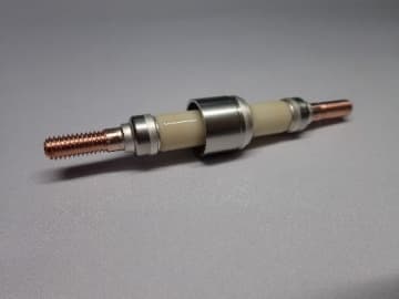 世界初※1、液体水素用高電流対応の「電流導入端子」と 「MS-8ピン端子」を新開発