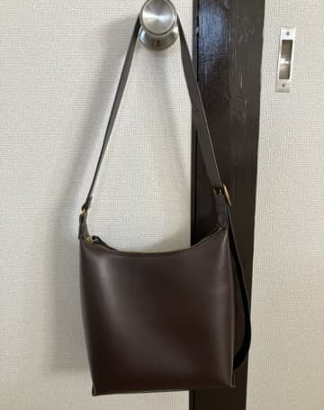 【ユニクロ神バッグ】これ高見えすぎん？「レザータッチショルダーバッグ」はカジュアル/フォーマルもお任せ◎