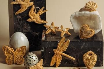 ゴールド刺繍の蝶＆鳥ブローチがジョン スメドレーに、英国最古の刺繍アトリエ「ハンド＆ロック」から